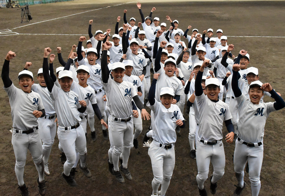 センバツ出場が決定し喜ぶ選手たち＝須崎市で、北村栞撮影