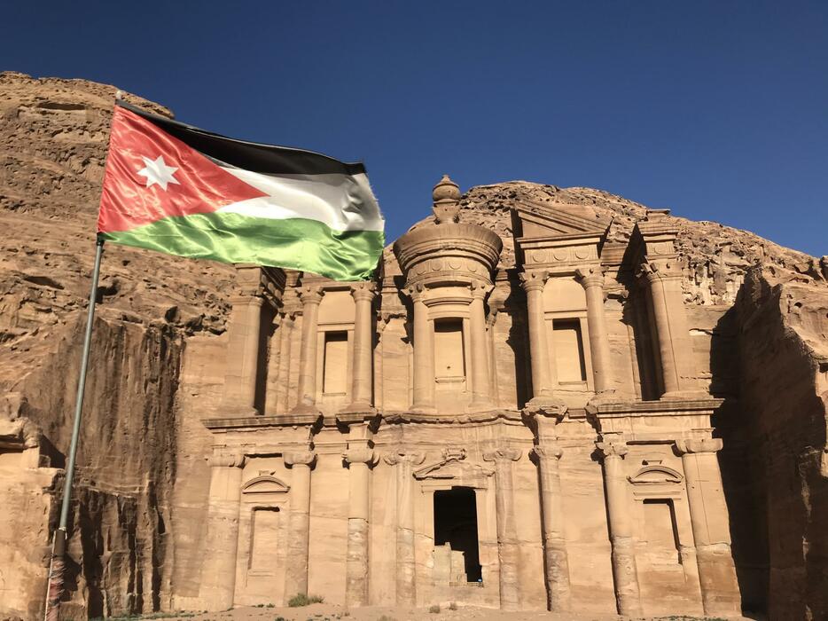 ペトラ遺跡内にはためくヨルダンの国旗。国の南部に位置する先史時代からの遺跡群は、1985年にユネスコの世界遺産に登録された。2019年12月16日（撮影：村松まどか）