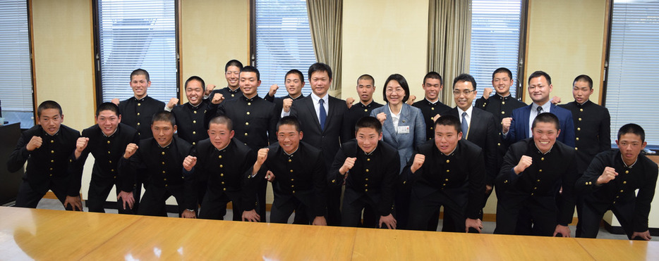 伊東香織市長（中央列右から３人目）とともにセンバツでの活躍を誓う倉敷商野球部員ら＝倉敷市役所で、小林一彦撮影