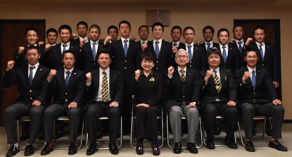 郡和子市長（前列中央）と記念撮影する仙台育英の選手たち＝仙台市役所で