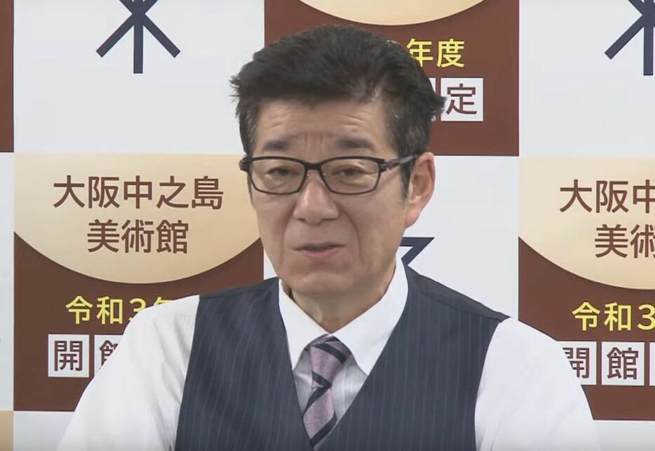 [写真]報道陣の質問に答える大阪市の松井一郎市長