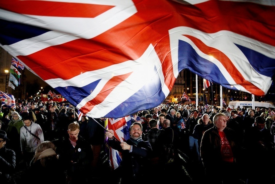 [写真]2020年1月31日、英国国旗を振ってEU離脱を喜ぶ英国民ら（ロイター/アフロ）