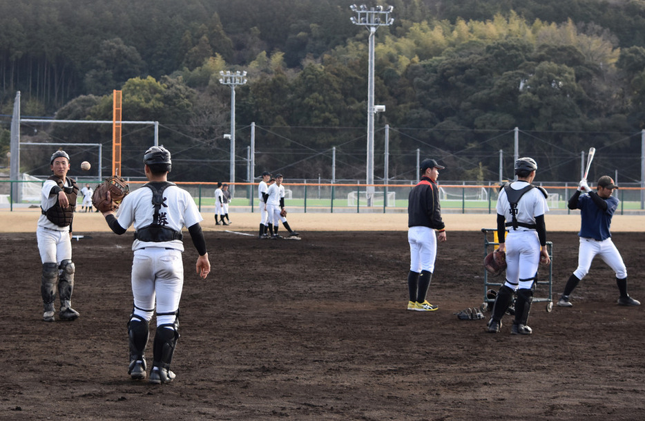 ポジションなどで分かれて課題練習に励む選手ら