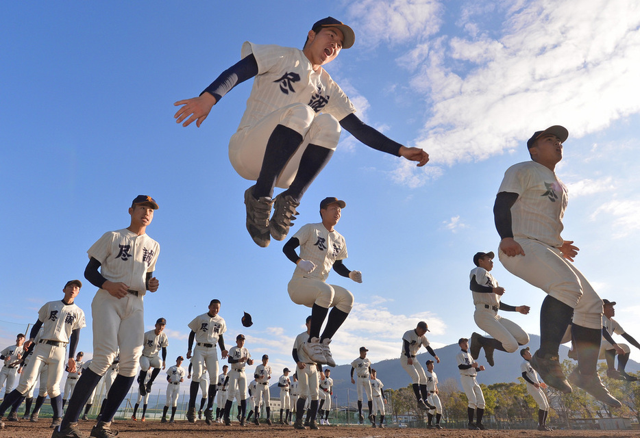 かけ声に合わせて一斉にジャンプする尽誠学園の選手たち＝山田尚弘撮影