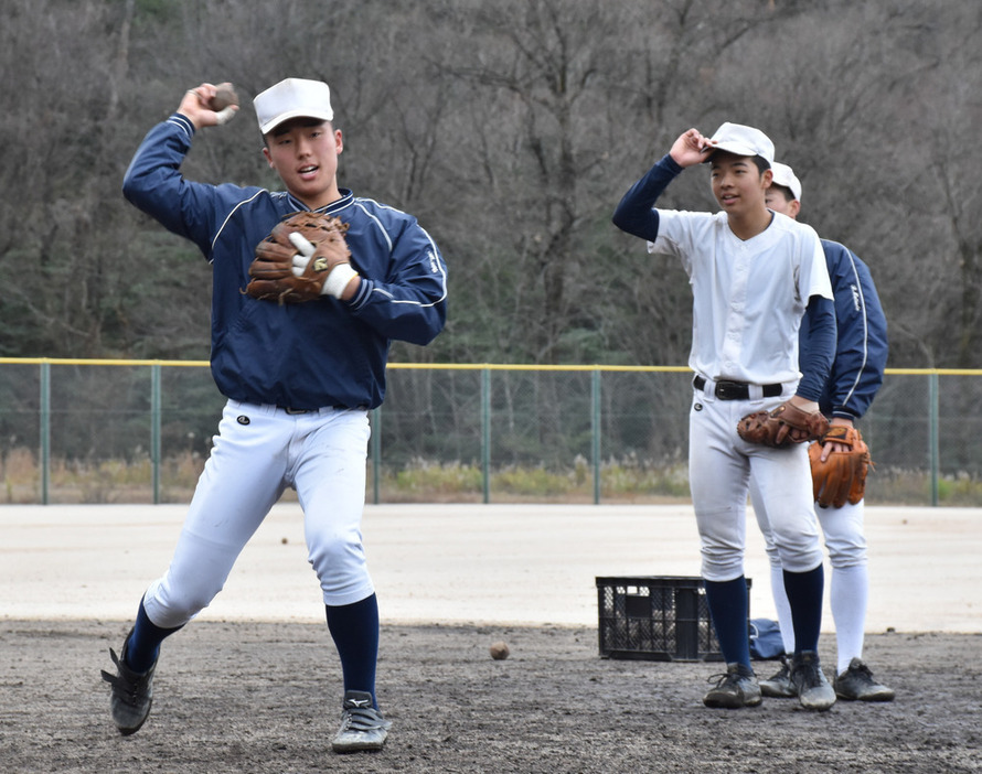 守備練習に励む鳥取城北の選手ら＝鳥取市の部専用グラウンドで、小坂春乃撮影