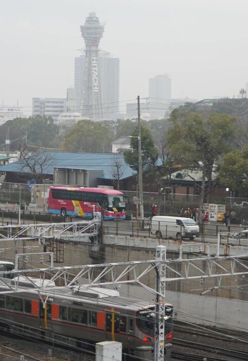 15日の近畿、北陸地方などで霧が発生しており、同日午前8時現在も「濃霧注意報」が発令されている場所が多い。大阪市浪速区の通天閣もぼんやり見える＝15日午前8時10分ごろ、同市天王寺区から撮影