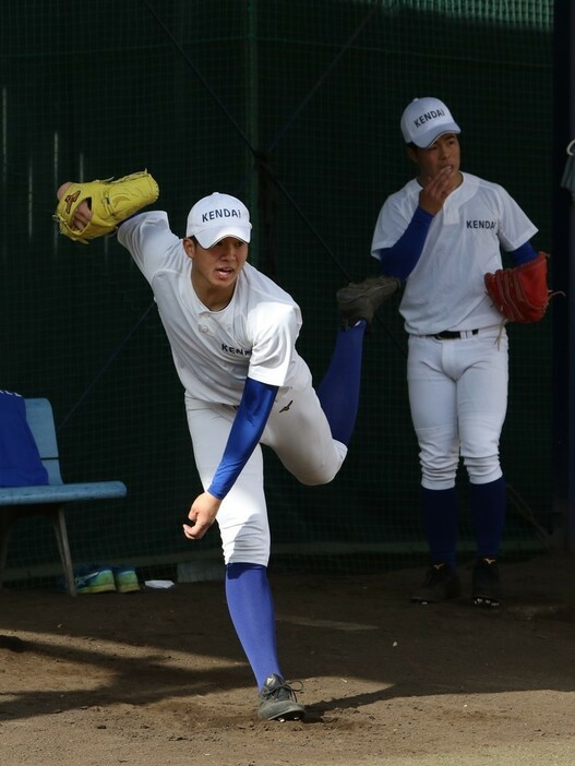 投球練習する健大高崎の投手陣＝群馬県高崎市の健大高崎高で