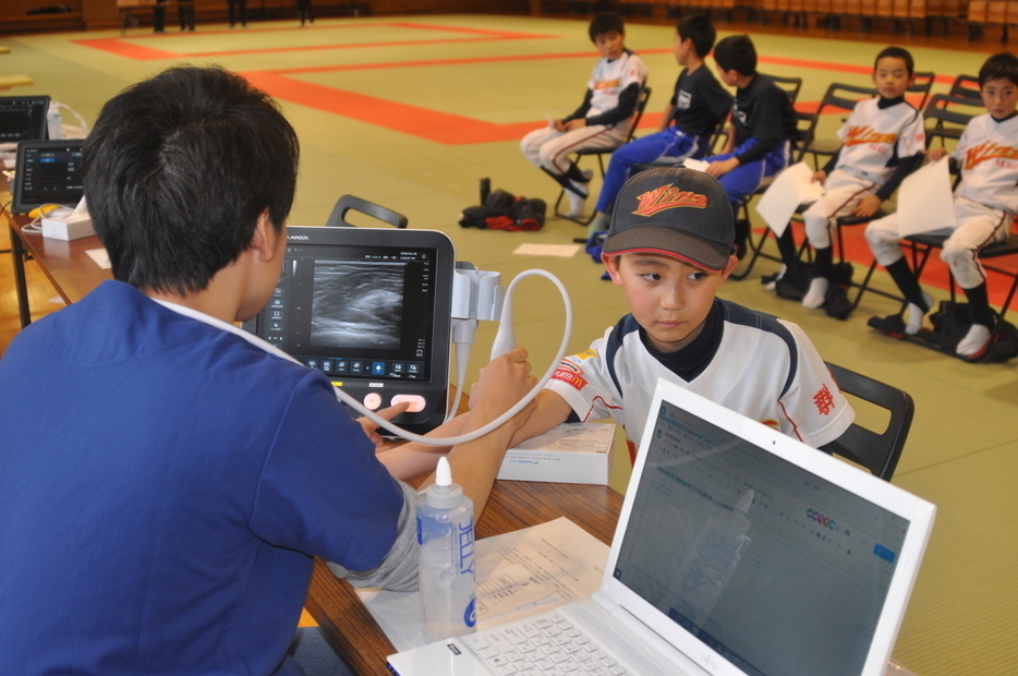 「ぐんま野球フェスタ」で肘の超音波検査を受ける小学生＝前橋市で１月、荻野公一撮影