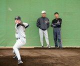 日本ハム監督時代、ブルペン投球を見る筆者[中央]。どのボールをどれだけ投げるかは投手次第だけに、その意識が大事になってくる