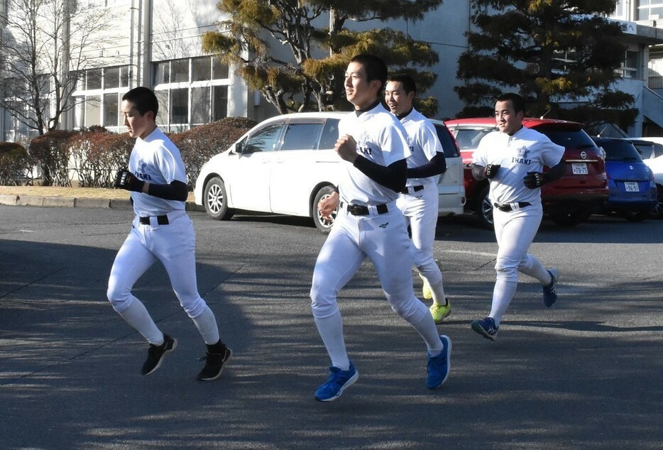 試験明けの練習でランニングメニューをこなす選手たち＝福島県いわき市平の磐城高で