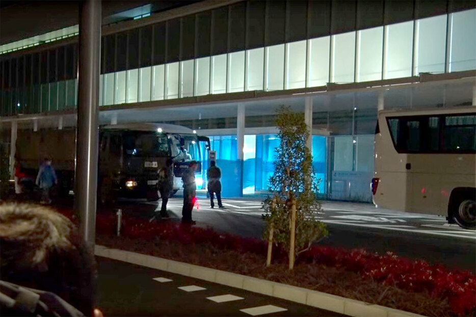 患者らを乗せたとみられるバスが岡崎医療センターに到着＝19日午前2時40分ごろ