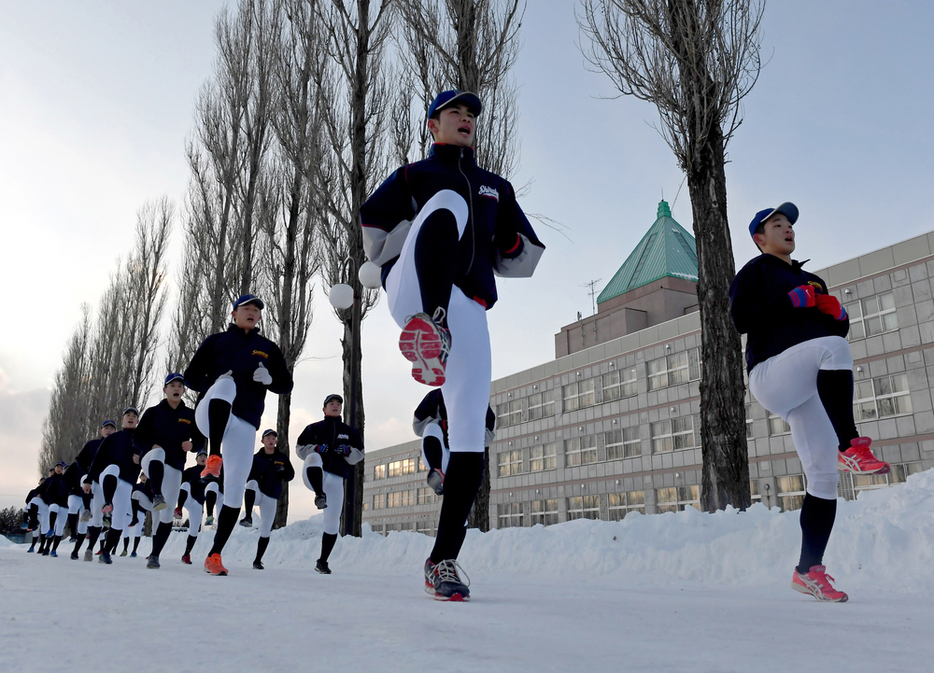 雪の上でトレーニングする白樺学園の選手たち＝竹内幹撮影