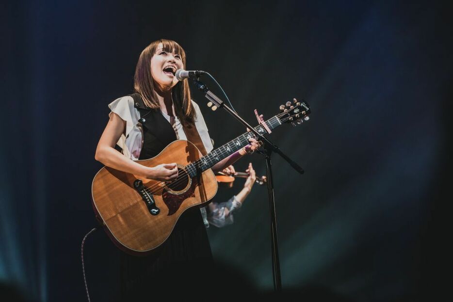 [写真]20周年アニバーサリーライブで熱唱する矢井田瞳「今のベストを見せたい」