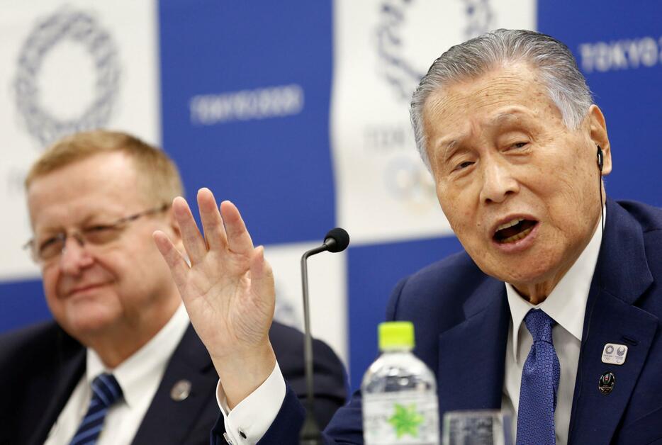 会見に出席するIOCジョン・コーツ調整委員長と大会組織委の森喜朗会長（右）（写真：ロイター/アフロ）