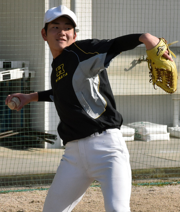 ２０１９年秋の県大会、開星戦の好守備で植田悟監督の期待に応えた清水涼太選手＝出雲市平田町の平田高で、鈴木周撮影