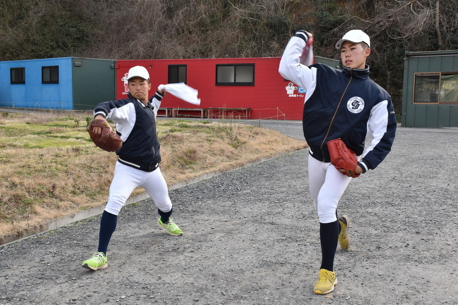 シャドーピッチングでフォームを確認する、鳥取城北の阪上陸（写真左）と松村亮汰の両投手＝鳥取市国府町三代寺の専用グラウンドで、小坂春乃撮影