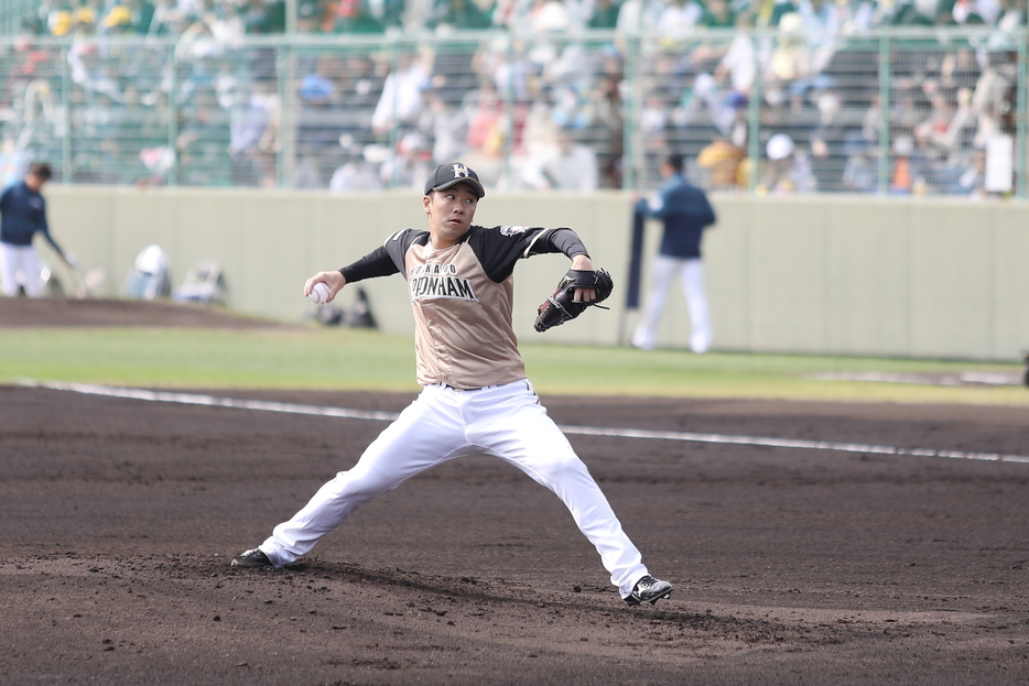 日ハム斎藤佑樹は110キロ台のチェンジアップを駆使して阪神を2回4奪三振無失点（写真・黒田史夫）