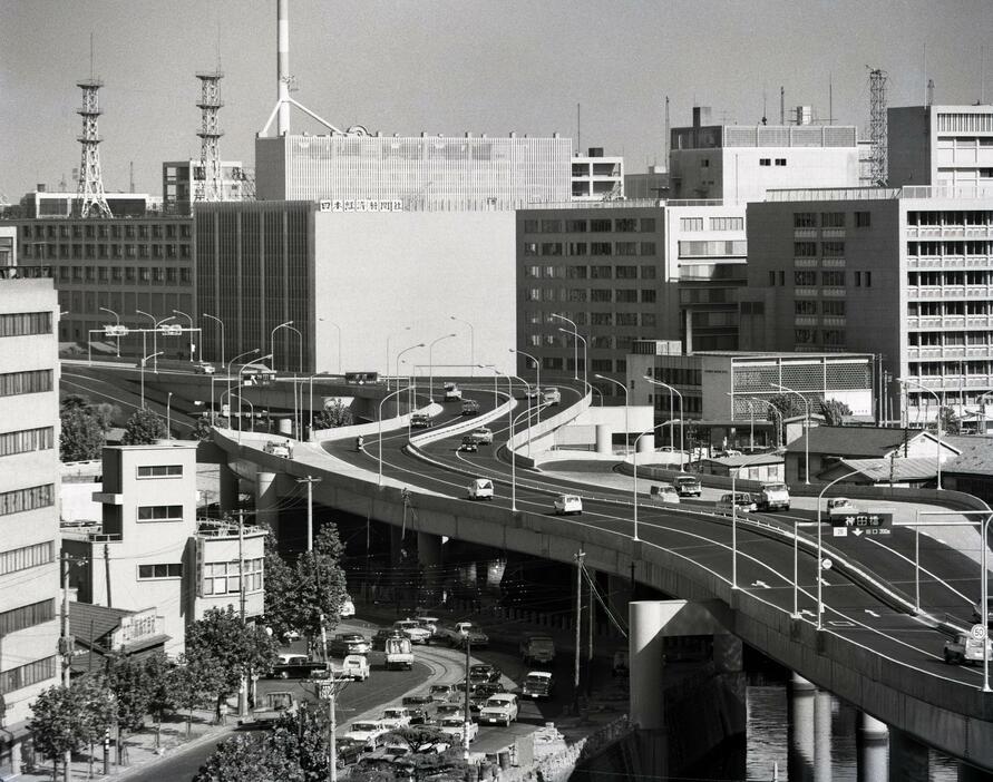 東京の首都高神田橋付近。1964年（写真：Fujifotos/アフロ）