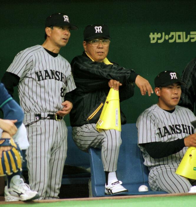 阪神監督時代の野村克也さん(中）。隣にはいつも松井優典さん（左、当時ヘッドコーチ）がいた「勝てなかったが阪神に遺産を残した」(写真・日刊スポーツ／アフロ）