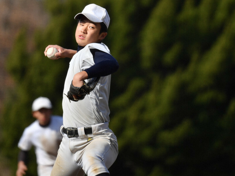 投球する加藤学園の肥沼竣＝静岡県沼津市で、宮間俊樹撮影