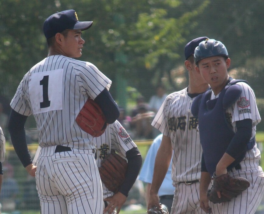 明石商の大黒柱・中森俊介投手（左）とバッテリーを組む名村康太郎捕手（右）＝明石トーカロ球場で、望月靖祥撮影