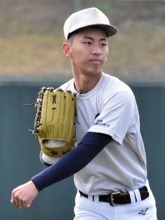 キャッチボールする野崎愛斗選手＝三次市のみよし運動公園野球場で、手呂内朱梨撮影