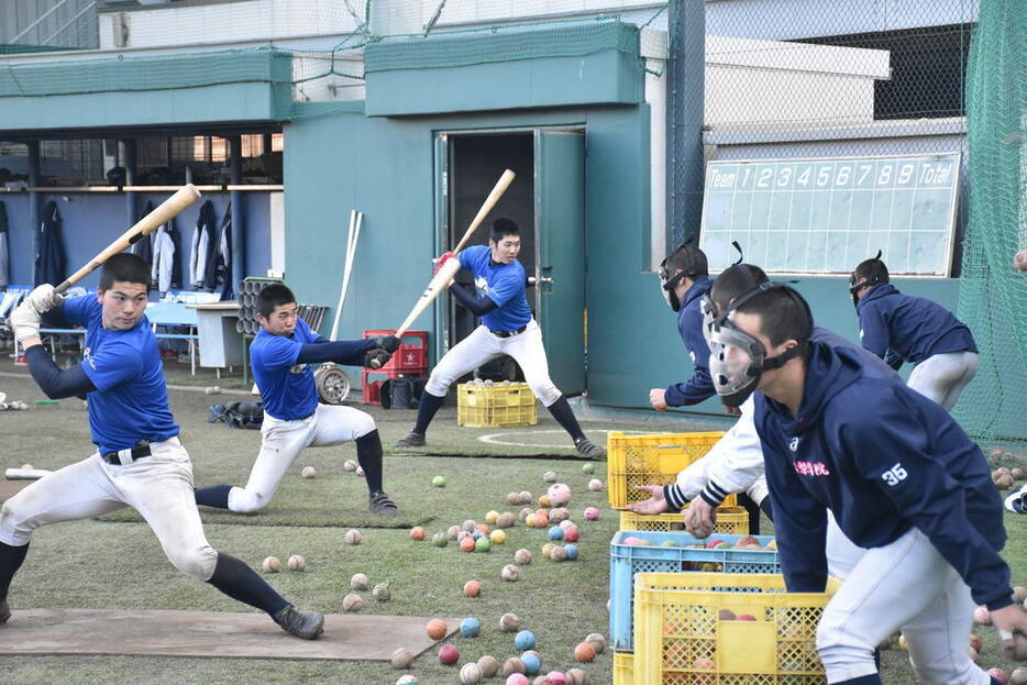 打撃練習をする山梨学院の選手たち＝甲府市で