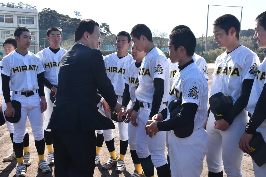 選手たちと握手を交わす丸山達也知事＝出雲市平田町の平田高で、鈴木周撮影