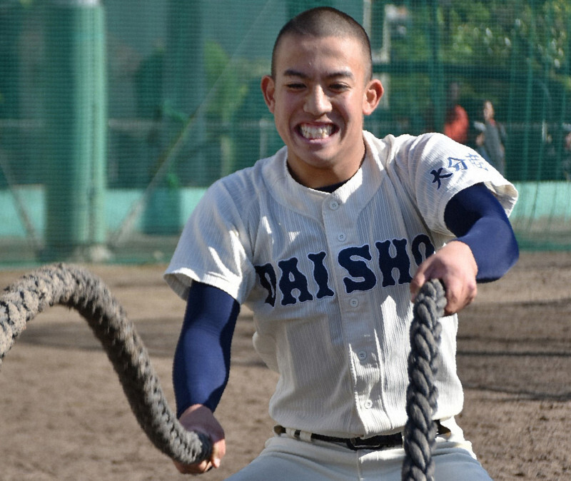 重さ10キロのロープを上下に振って体を鍛える大分商の末田龍祐＝大分市で2020年1月4日、白川徹撮影