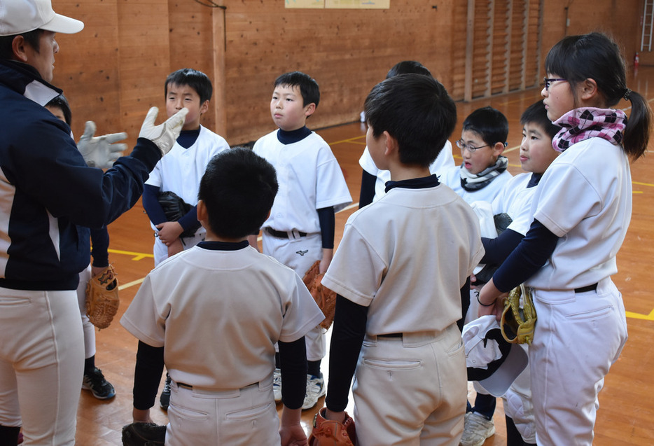 監督の岡田孝浩さん（左）の指導を熱心に聞く多伎野球スポーツ少年団の選手たち＝出雲市多伎町口田儀で、鈴木周撮影