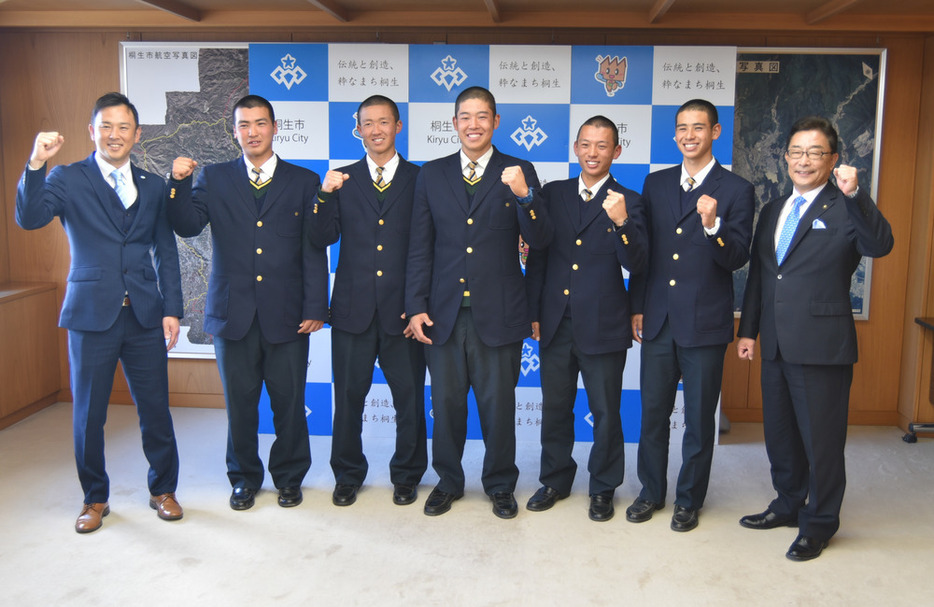 荒木恵司市長（右端）を表敬訪問した桐生第一の広瀬智也主将（中央）ら野球部員＝群馬県桐生市役所で