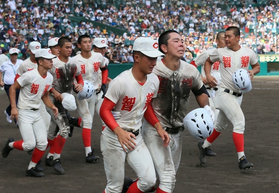 ２０１９年夏の甲子園で八戸学院光星に敗れ、応援席へあいさつに向かう智弁学園の選手たち＝玉城達郎撮影