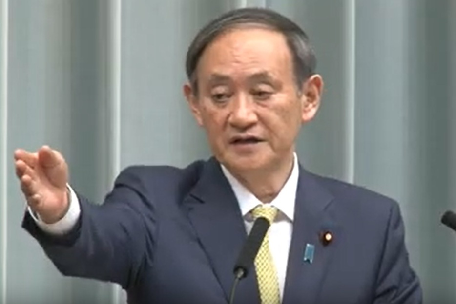 会見する菅官房長官