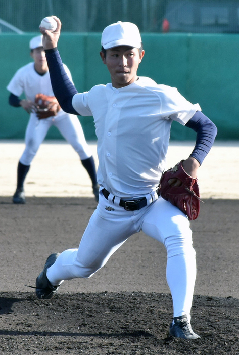 智弁和歌山の大林優平投手（２年）＝和歌山市冬野の同校で、砂押健太撮影