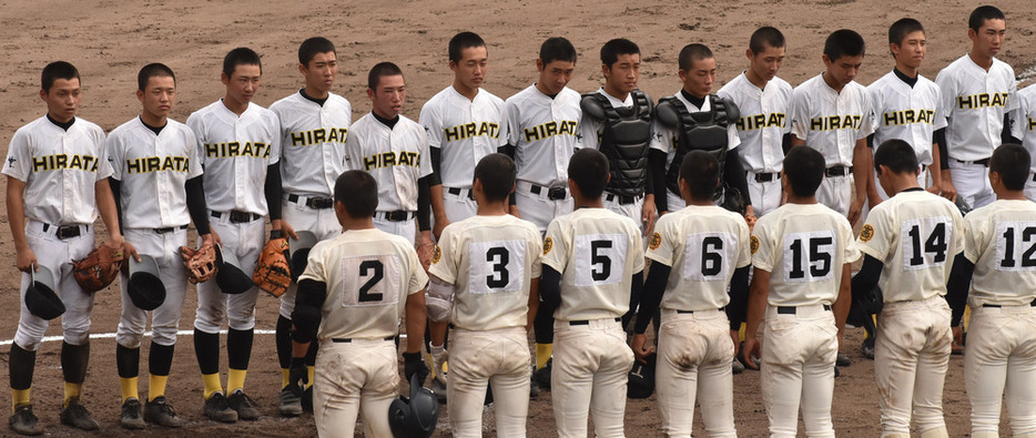 秋季県大会で準優勝し、中国大会への切符を手にした平田の選手たち（こちら向き）＝松江市上乃木１０の松江市営野球場で、鈴木周撮影