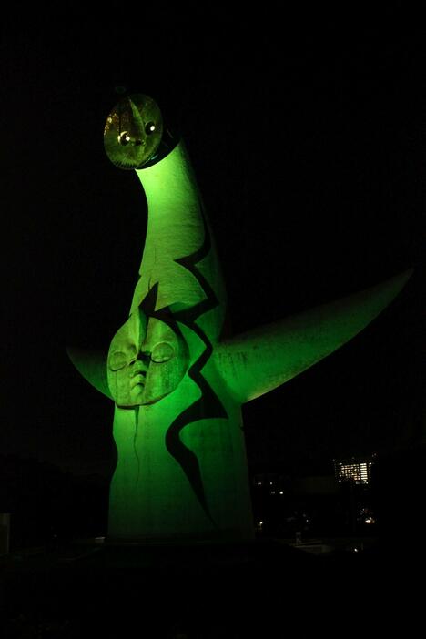 大阪府は11日午後、府内の新型コロナウイルス感染状況を示す独自指標「大阪モデル」を警戒レベルを示す「黄信号」から警戒解除を示す「緑信号」に引き下げた。それに伴い、大阪府吹田市の万博記念公園にある「太陽の塔」が緑色にライトアップされ、府民に緑信号を周知した