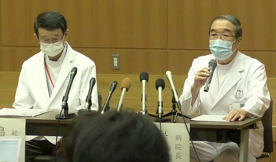 [写真]今回のサイバー攻撃について説明する嶋津岳士総長（左）と岩瀬和裕病院長＝31日午後8時すぎ、大阪市住吉区の大阪急性期・総合医療センターで