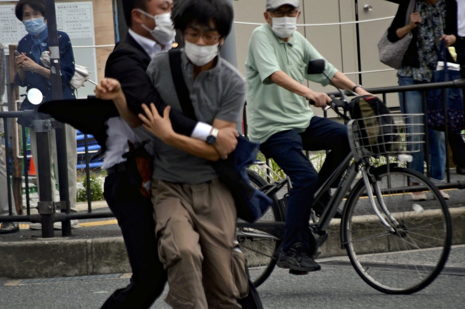 現場で取り押さえられる山上徹也容疑者（2022年7月8日　写真：読売新聞／アフロ）