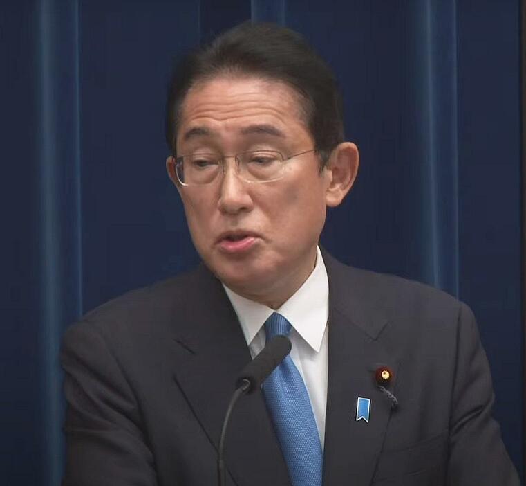 記者の質問に答える岸田首相