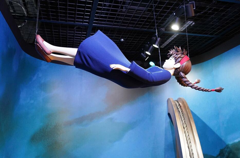 ラピュタの展示コーナーでは空から落ちてくる「シータ」を受け止める主人公「パズー」になりきることができる（筆者撮影）©Studio Ghibli