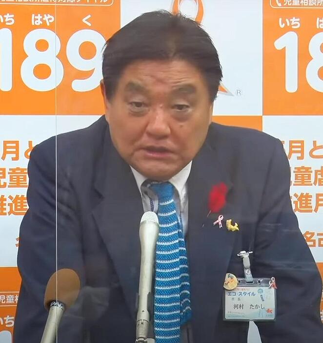 記者会見に臨む河村市長