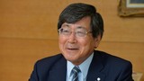 2022年6月で就任15年となった坂田宏社長。「30年以上前に欧州拠点の開設準備でオランダに6年間の赴任経験があり、海外で幅広い人脈を築いてきた。長いスパンを見据えて、サカタのタネと40年以上の付き合いがあるアフリカ諸国の種苗関係者との付き合いを大事にしている」と語る（撮影：大澤誠）