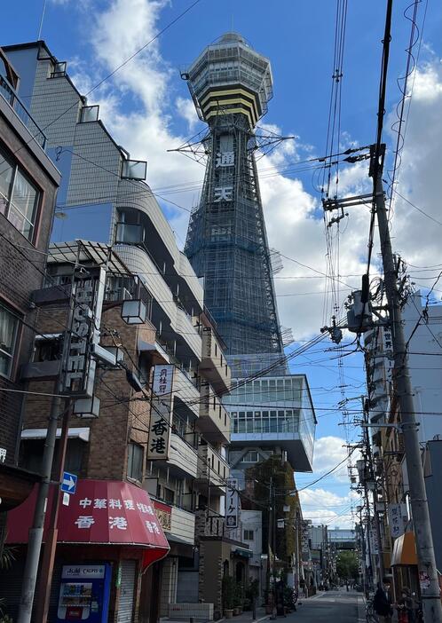 ［写真］足場に覆われた通天閣＝29日午前11時ごろ、大阪市浪速区で