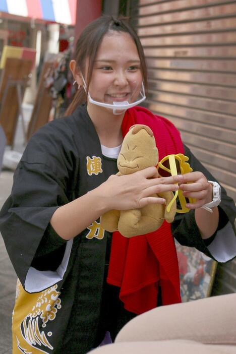 ［写真］人力車にはいつもビリケンさんが一緒だ