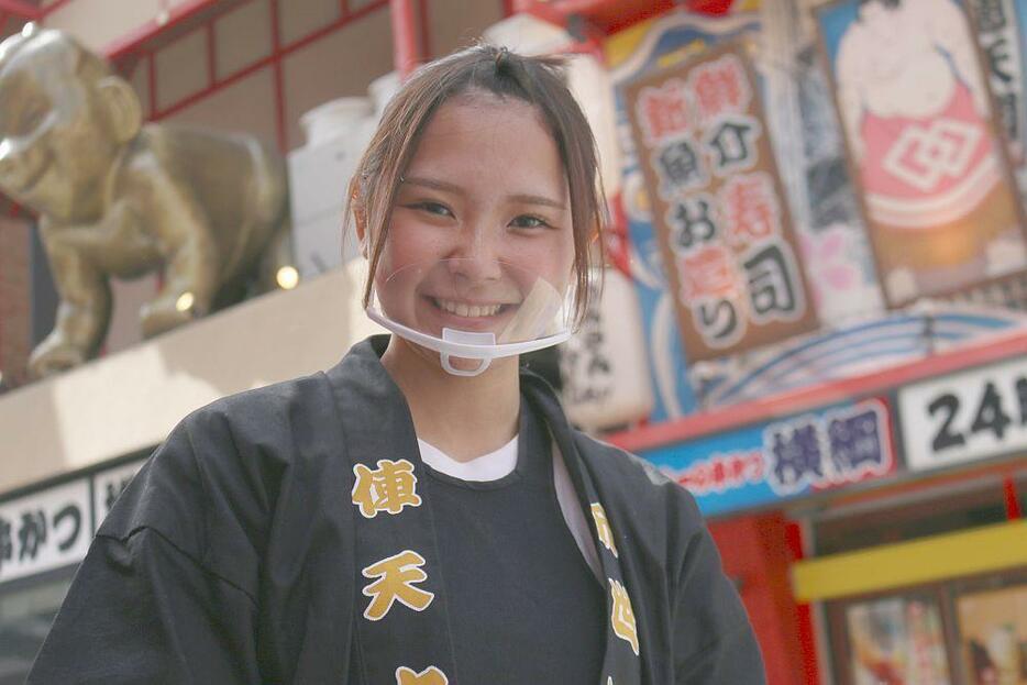 ［写真］板倉あられさん＝大阪市浪速区で