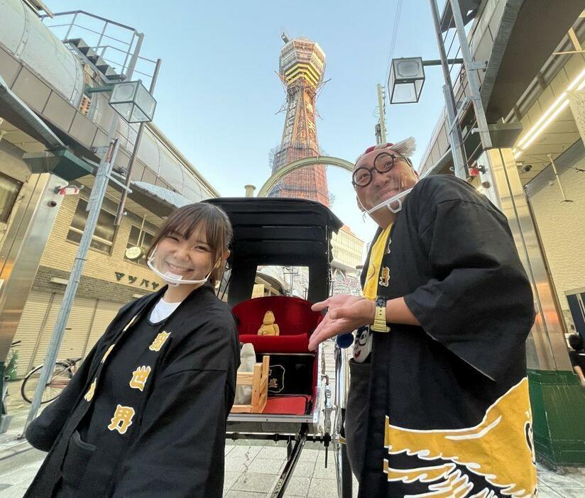 ［写真］新世界人力車「俥天力(しゃてんりき)」の板倉あられさん（左）と國領翔太さん。共に元自衛官だ