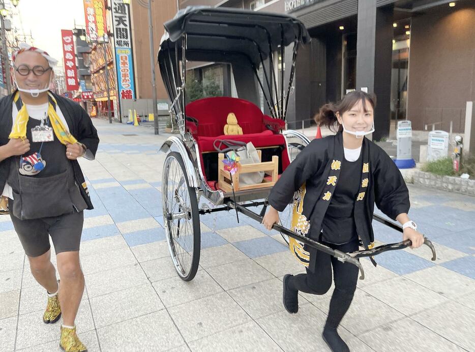 ［写真］元自衛官の女性人力車夫の板倉あられさん（右）。師匠の國領翔太さん（左）も元自衛官だ＝10月、大阪市浪速区で