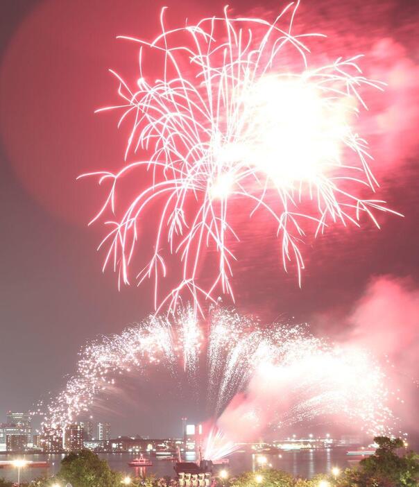 ［写真］神戸の会場に打ち上げられた色鮮やかな花火＝17日午後6時35分ごろ、神戸市中央区で