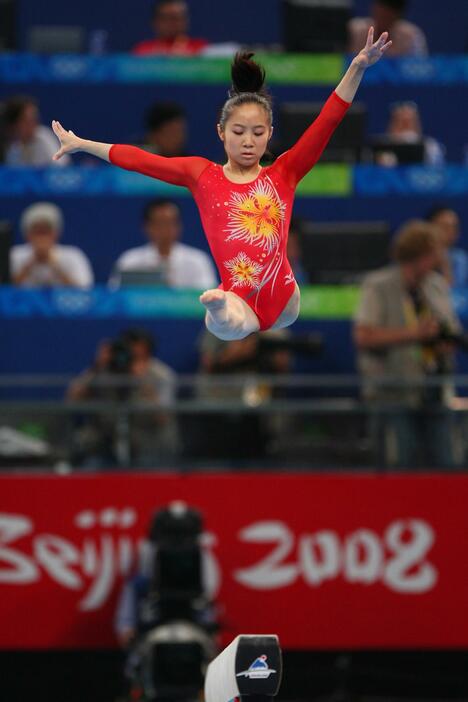 15歳で出場した北京五輪。平均台での跳躍＝2008年8月19日（写真：アフロスポーツ）