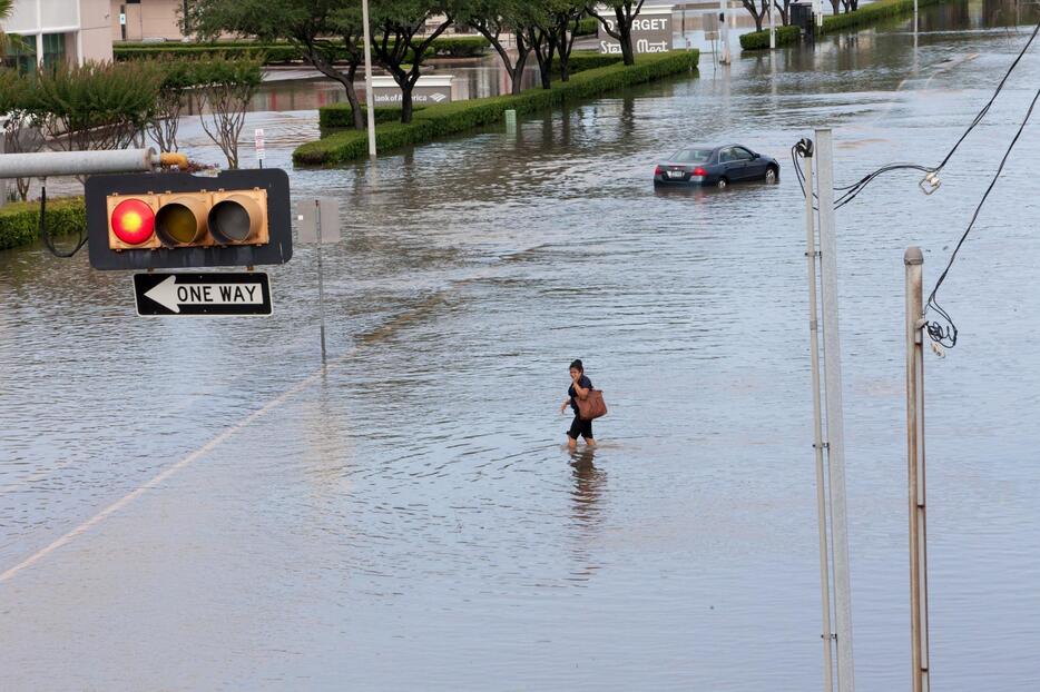 冠水した道路を歩く女性＝2015年5月26日（写真：ロイター/アフロ）